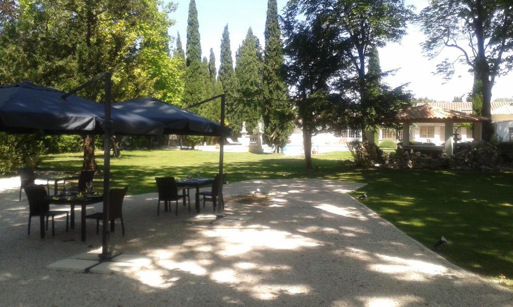 Hostellerie Les Frenes Avignon Bagian luar foto