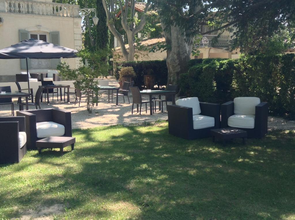 Hostellerie Les Frenes Avignon Bagian luar foto