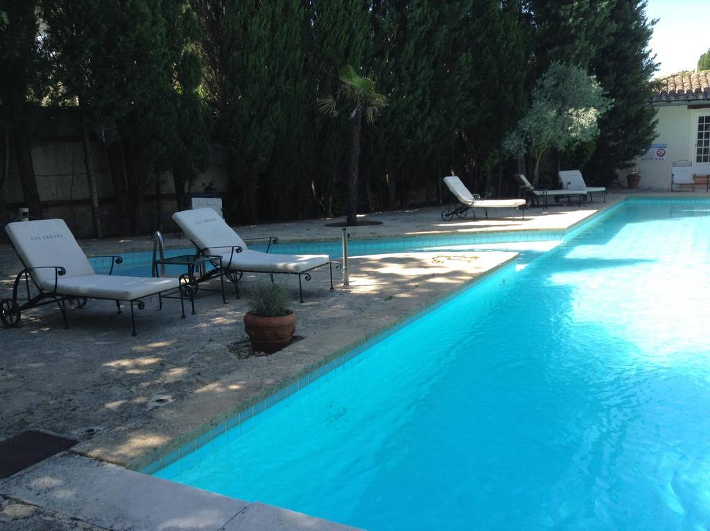 Hostellerie Les Frenes Avignon Bagian luar foto