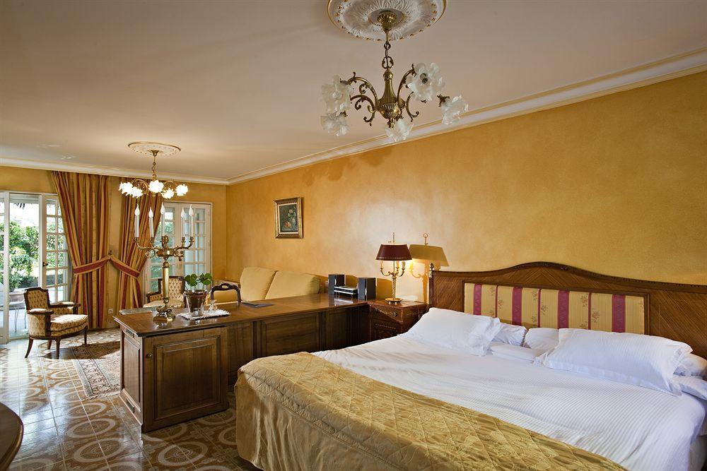 Hostellerie Les Frenes Avignon Ruang foto