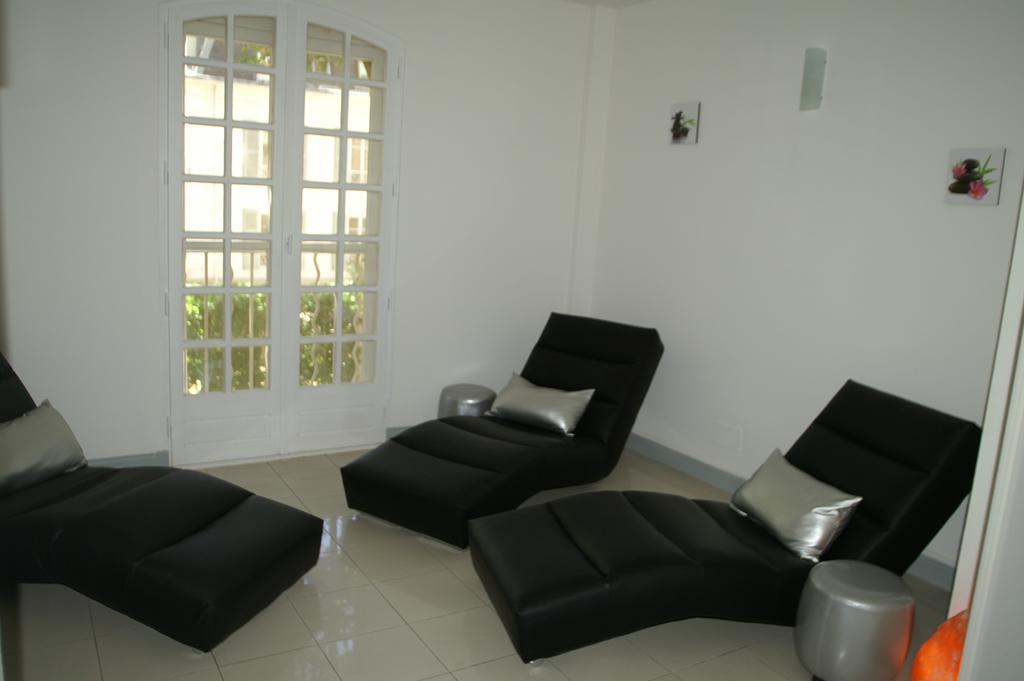 Hostellerie Les Frenes Avignon Bagian luar foto
