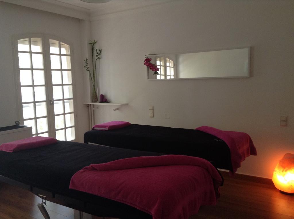 Hostellerie Les Frenes Avignon Bagian luar foto